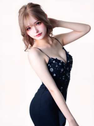 フォーマルなドレスを着て自信を持ってポーズをとる若い女性を横顔カメラのアングルから写...。