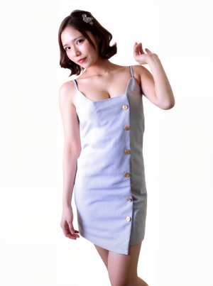 ボタンの付いた水色のドレスを着てポーズをとる若い女性を、正面カメラのアングルから写実...。