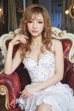 金の刺繍が施された白いドレスを着て、赤と金の豪華な椅子に座っている若い女性をポートレ...。