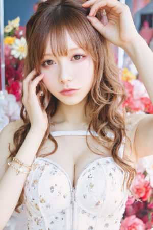 カラフルな花柄の背景の前でポーズをとる若い女性をポートレートアングルから撮影した写実...。