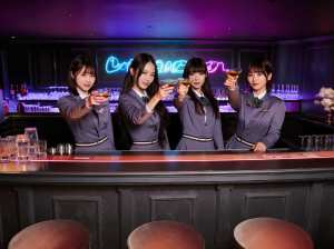 ネオンブルーのネオンサインを背景に、薄暗いバーのバーカウンターの後ろに立っている 4...。