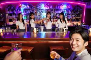 ネオンが輝く活気あるバーとドリンクを楽しむ常連客を正面カメラのアングルから写実的に撮...。