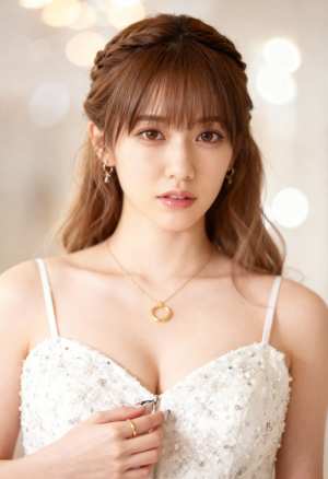 スパゲッティ ストラップが付いた白いスパンコールのウェディング ドレスと円形のペンダ...。