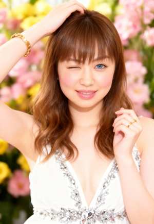 長い茶色の髪と青い目をした若い女性が、大きく開いたネックラインと装飾の施された白いド...。