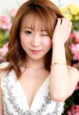 深く開いたネックラインと複雑な銀の装飾が施された白いノースリーブのウェディングドレス...。