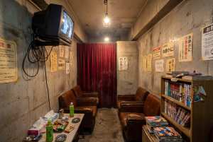 コンクリートの壁と赤いカーテンのある薄暗い部屋。