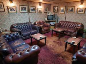 ヴィンテージな雰囲気の薄暗い部屋。