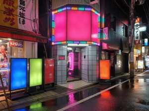 日本の夜の街のネオンに照らされた街並みをフォトリアルに描写。