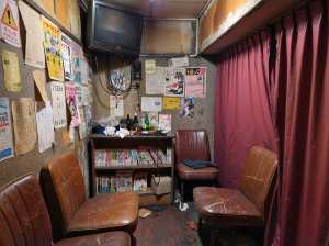 薄暗く、素朴なビンテージ感のある部屋。