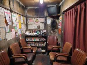 薄暗く、素朴な雰囲気のある部屋。