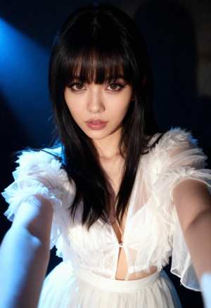 セルフィーの角度から撮影された若い女性のポートレート。