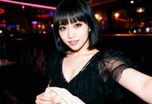 薄暗いレストランでナプキンを持って自撮りをする若い女性を、自撮りアングルから写実的に...。