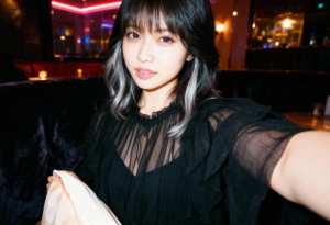 横から撮った自撮り写真。