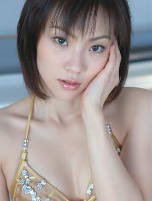 接写カメラの角度から撮影された、柔らかくぼかした背景を持つ若いアジア人女性の写実的な...。