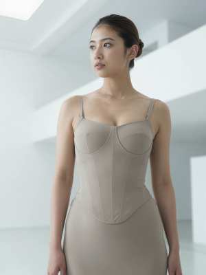 モダンでミニマルな室内空間に、体にぴったりとフィットしたボディスーツを着て自信を持っ...。