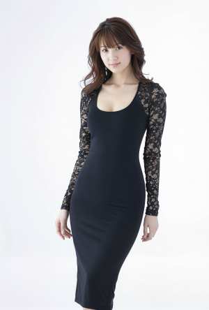 レースの袖が付いたぴったりとした黒のドレスを着た若い女性が、真っ白な背景に自信を持っ...。