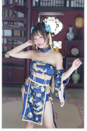 赤い壁と本や装飾品で満たされた木製の棚のある部屋で、伝統的な中国の衣装を着た若い女性...。