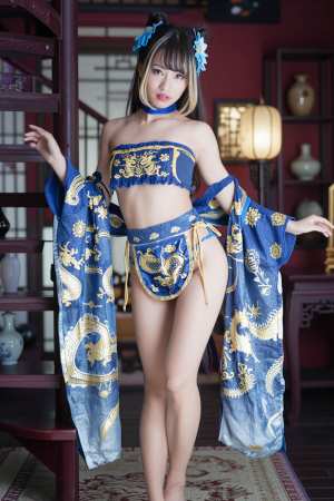 赤い壁と木製家具のある薄暗い部屋で、伝統的な東洋の衣装を着て自信を持ってポーズをとる...。