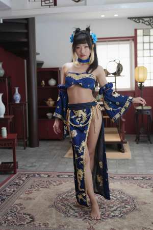 伝統的な東洋の衣装を着て伝統的なリビング ルームに立つ若い女性を、全身カメラ アング...。