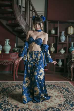 伝統的な東洋の雰囲気の中で、花柄の青と金の衣装を着た若い女性が画像の中央に立っている...。