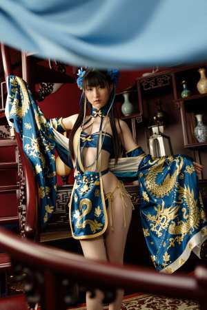 伝統的な東洋の衣装を着た若い女性が、木製の家具と装飾的な花瓶を背景にした薄暗い部屋に...。