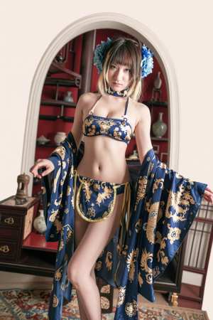 伝統的な東洋の雰囲気の中で、青と金の柄のビキニとそれに合わせた着物を着た若い女性を全...。