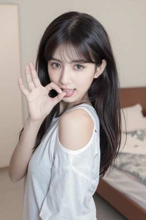 白いノースリーブのトップスを着た若い女性が右手で停止のジェスチャーをしている様子を、...。