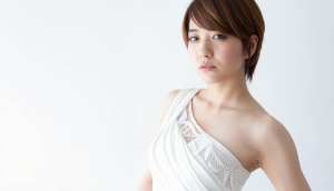 真っ白な背景のスタジオ設定で、ポートレート カメラの角度から撮影された、中性的な表情...。