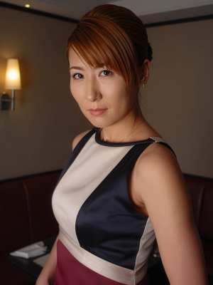 白い肌と高い位置でポニーテールに整えられた茶色の髪を持ち、ノースリーブのネイビーと白...。