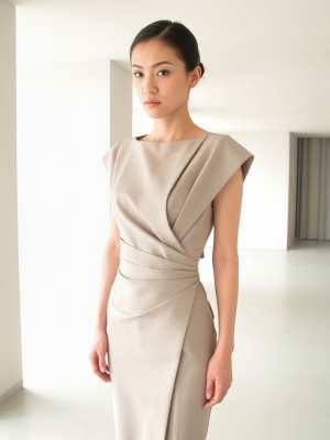 誰もいない部屋にフォーマルなドレスを着て自信を持って立っている女性を正面カメラのアン...。