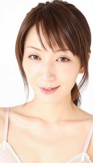 わずかな笑みを浮かべてカメラを直接見つめる、中性的な表情を持つ若い女性のクローズ ア...。