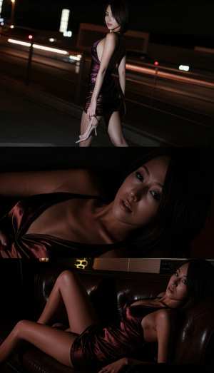 豪華な雰囲気の中で、タイトなワインレッドのサテンのドレスを着てポーズをとる女性を、コ...。