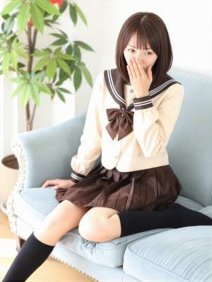 大きな茶色のリボンが付いた白いカーディガン、茶色のプリーツスカート、黒いニーハイソッ...。