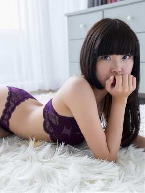 寝室のふわふわした白い敷物の上で、紫色のレースのブラジャーとおそろいのサイハイのスト...。