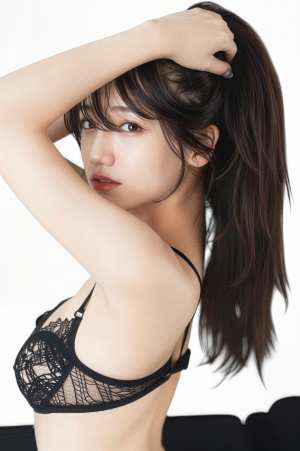 黒いレースのブラジャーを着けて髪を整えている若い女性を横顔カメラのアングルから写実的...。