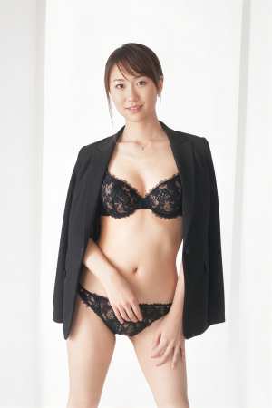 黒いレースのブラジャーとそれに合わせた黒いレースのパンティーを着て自信を持ってポーズ...。