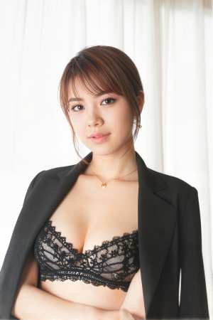 ポートレート カメラの角度から撮影された、写実的な若い女性のポートレート。