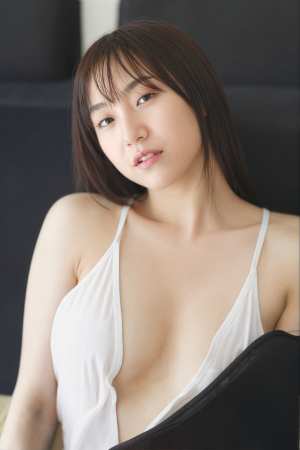 接写カメラの角度から撮影されたアジアの若い女性の写実的なポートレート。