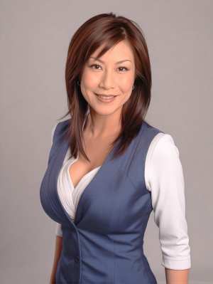 ポートレートカメラの角度から撮影された、自信に満ちたフレンドリーな笑顔を示す中年のア...。