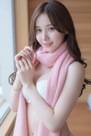 ピンクのスカーフと白いレースのブラジャーを身に着け、居心地の良い環境でポーズをとる若...。