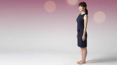 スーツ姿の女性が立っているポートレート写真
