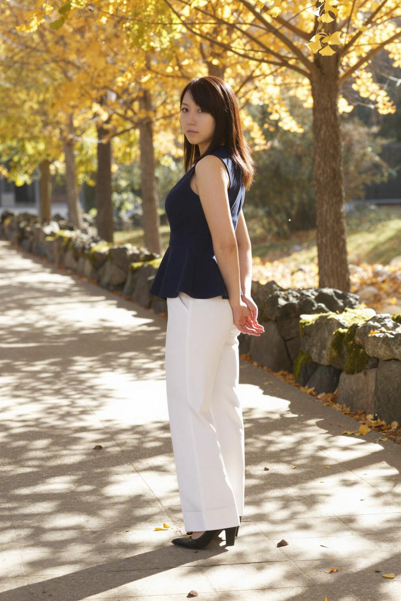 白シャツ姿の魅力的な女性