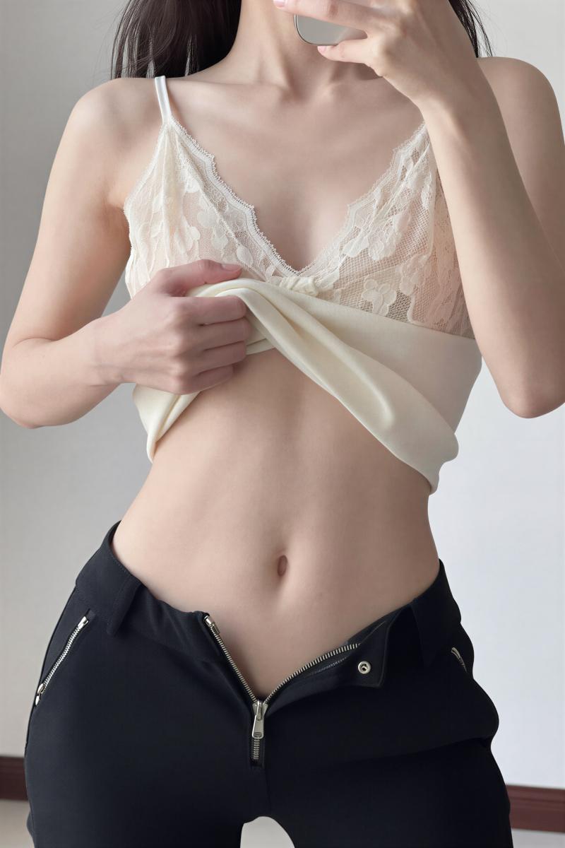 レース姿の美しい女性