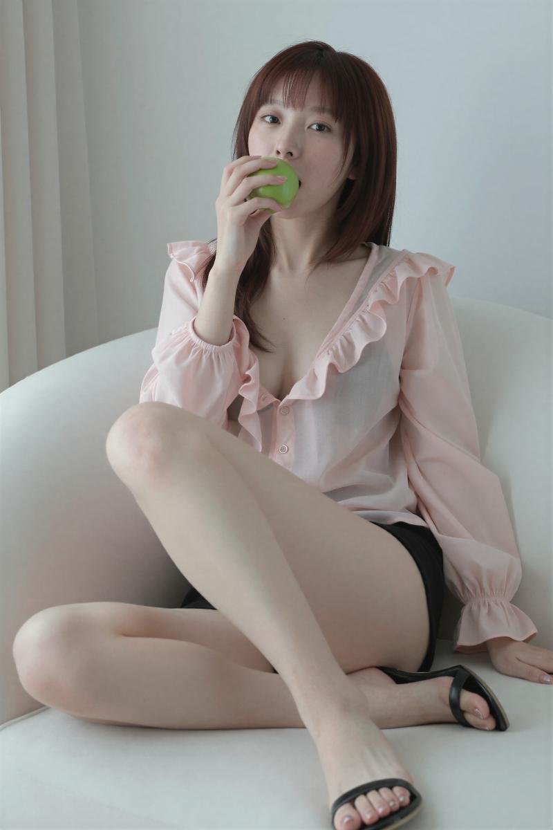 巨乳ブラウス姿の美しい女性