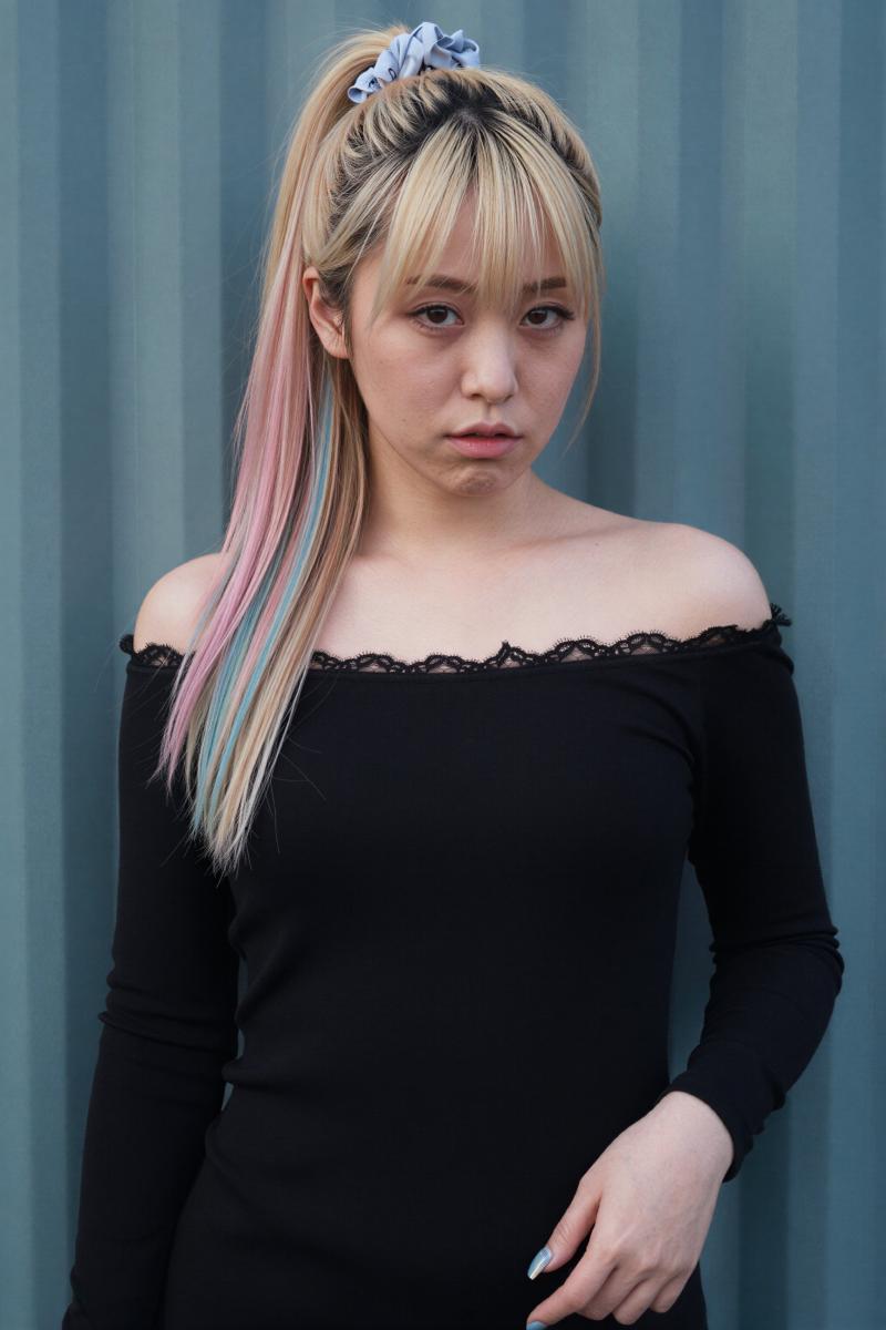 ピンクのレースを着た女性のポートレート