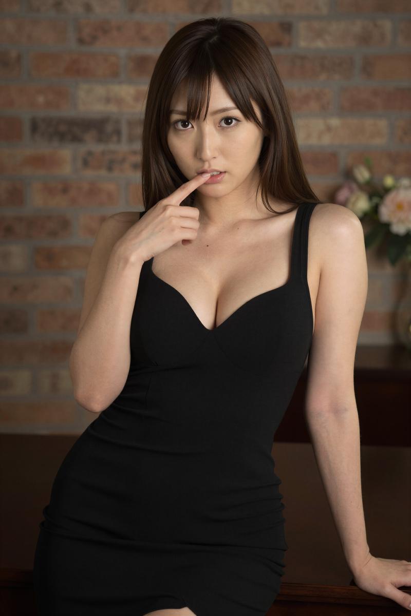 黒ドレス姿の魅力的な女性