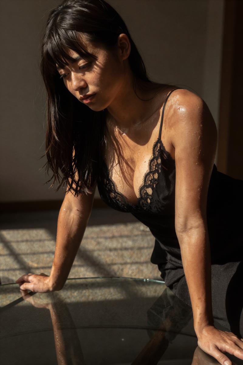 レース姿の美しい女性