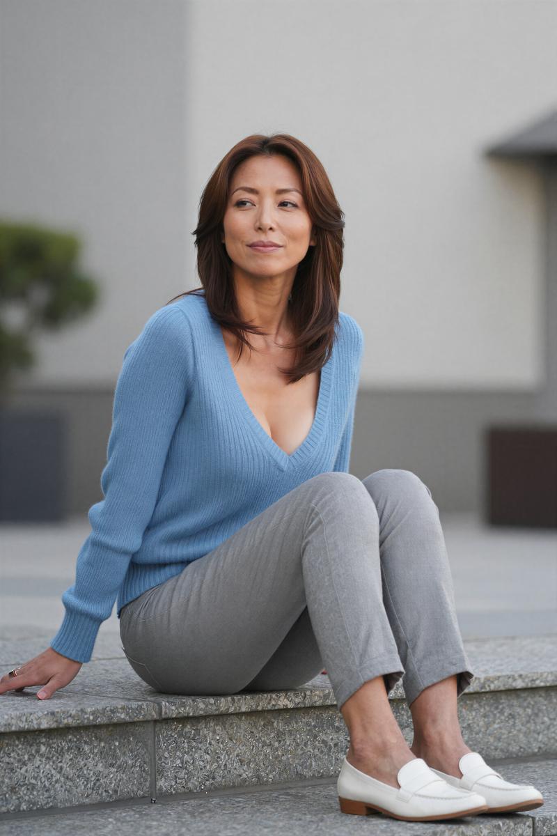 熟女セーターのフリー写真素材