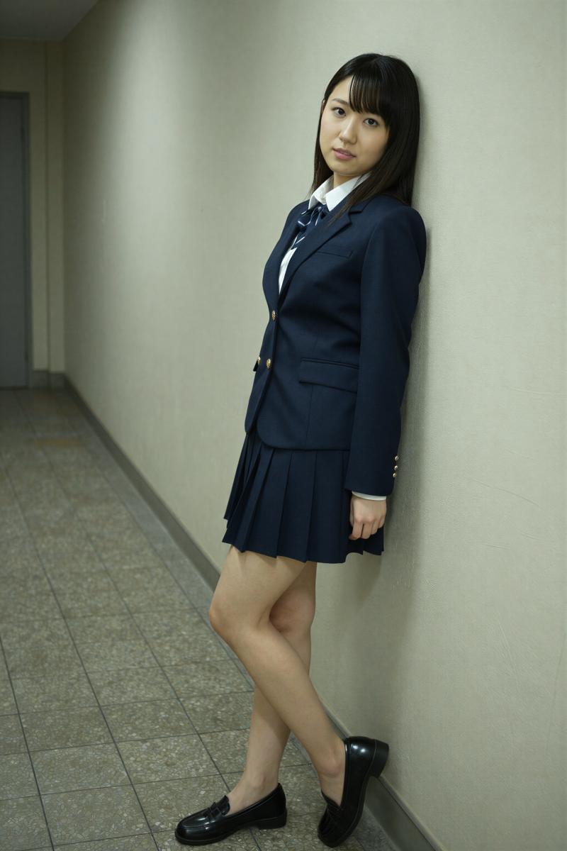 赤シャツ姿のクールな女性