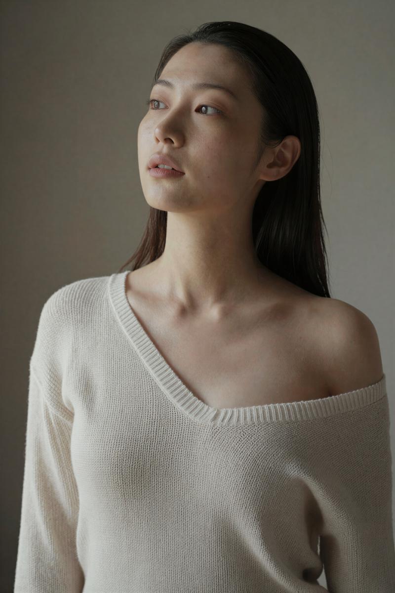 バーの黒セーターポートレート